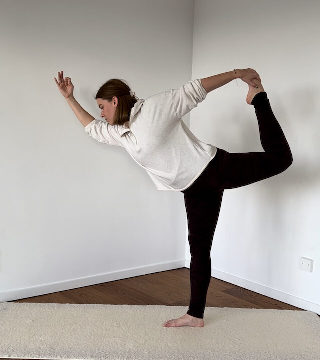 Mehr über den Artikel erfahren Yogahaltung: Tänzer / Natarajasana